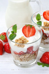 Erdbeer Joghurt Erdbeerjoghurt Erdbeeren Glas Früchte Müsli Hochformat Frühstück
