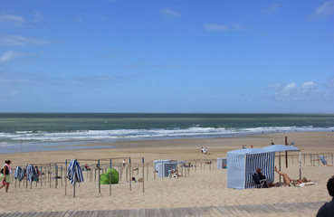 A l'abri sur la plage, océan Atlantique , France 