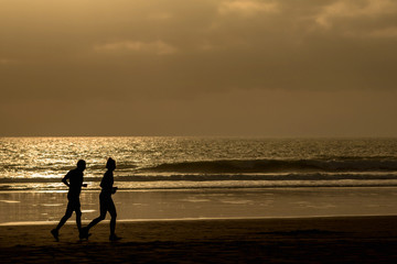 Fototapeta premium Silhouette Paar am Strand