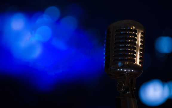 Retro microphones to perform jazz songs