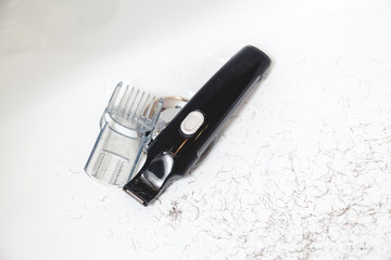 black trimmer and nozzle lies in white sink