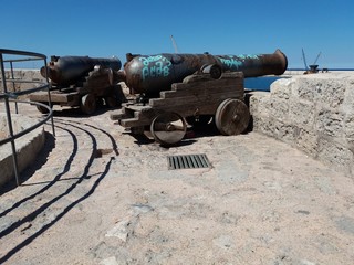 Cannoni sul Bastione Santa Maria a Monopoli, sud Italia