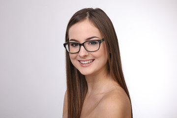 Fototapeta premium Hübsche Frau mit Brille lacht