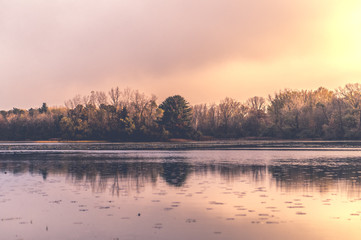 Obraz na płótnie Canvas A sunrise on a lake