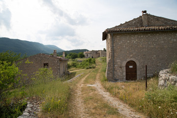 Sentiero, Antiche case restaurate in un villaggio di montagna abbandonato, Centro Italia 