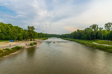 Das Isarufer bei München im Sommer