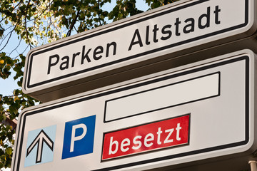 Schild - Leitsystem - Parken im Parkhaus in der Altstadt