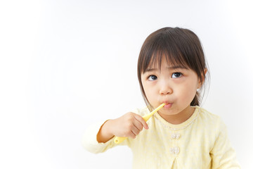 A child brushing her teeth