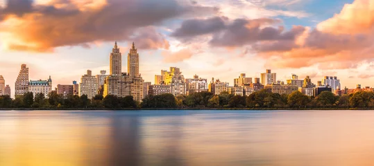 Gordijnen New York Upper West Side skyline bij zonsondergang gezien vanaf Central Park, over Jacqueline Kennedy Onassis Reservoir © mandritoiu