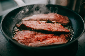 Fleisch wird in Pfanne gebraten