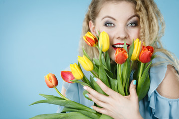 Obraz na płótnie Canvas Woman holding bouquet of tulips flowers