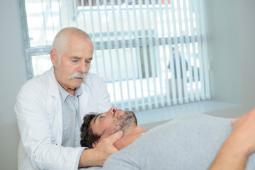 Obraz premium physical therapist massaging patient's head