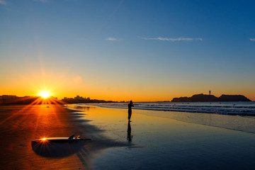 サーフボードと江の島サンライズ