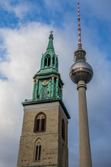 Fototapeta na wymiar Marienkirche und dahinter Berliner Fernsehturm