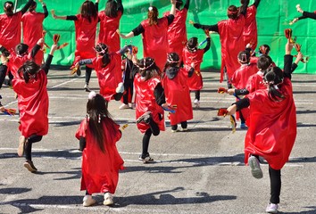ダンスを踊るママと子供たち