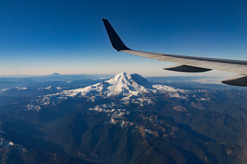 Fototapeta premium Mt Rainier Out the Plane Window