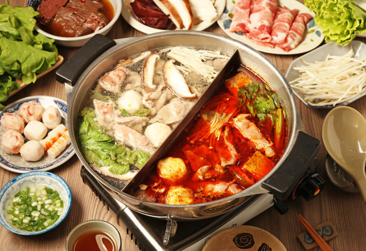  Double flavor hot pot on the table   