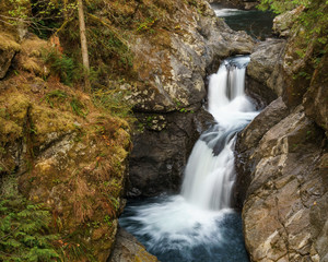 Obraz premium Close up mountain waterfall fast rushing water.
