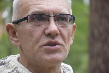 лицо кавказского,пожилого мужчины  