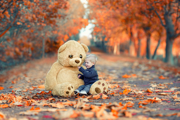 kleiner Junge mit großen Teddy