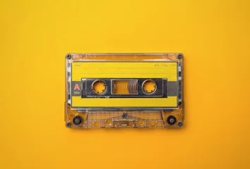 Audiokassette auf gelbem Hintergrund © saikorn
