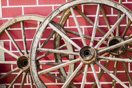 Roues de charrettes en bois anciennes
