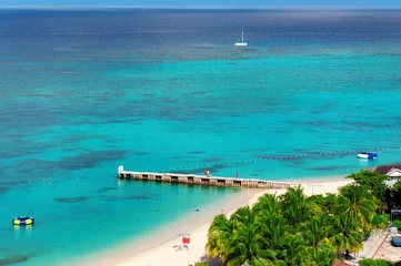 Poster Im Rahmen Vogelperspektive auf schönen karibischen Strand und Pier in Montego Bay, Jamaika-Insel. © lucky-photo