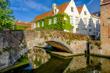 Naklejka premium Bruges (Brugge) cityscape with water canal and bridge