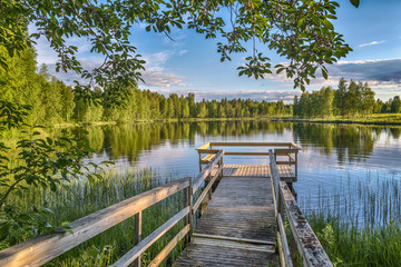Pier met houten banken aan het meer in Lapland
