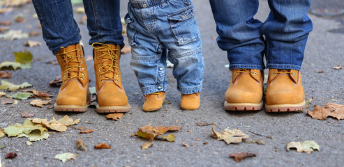 Yellow shoes / Legs in yellow shoes