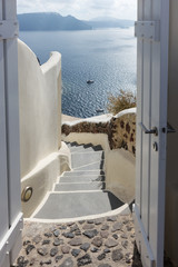 Fototapeta premium Blick durch die Tür auf das Mittelmeer