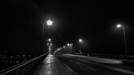 Fototapeta na wymiar Brücke bei Nacht