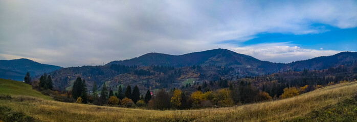 Fototapeta premium Ukraińskie Karpaty w sezonie jesiennym