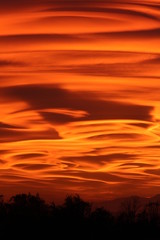 Tramonto spettacolare a Varese causato dagli incendi e dallo smog 