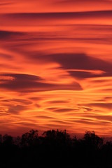 Tramonto spettacolare a Varese causato dagli incendi e dallo smog 