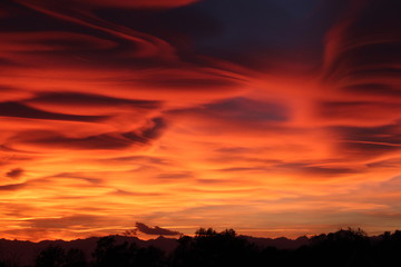 Tramonto spettacolare a Varese causato dagli incendi e dallo smog 