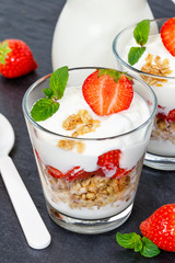 Erdbeer Joghurt Erdbeerjoghurt Erdbeeren Glas Früchte Müsli Hochformat Schieferplatte Löffel Frühstück