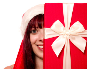 Junge Frau mit Nikolausmütze und Geschenk 