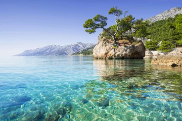 Deurstickers Kust Mooie baai dichtbij Brela-stad, Makarska-riviera, Dalmatië, Kroatië