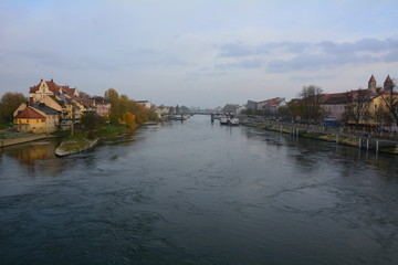Fototapeta na wymiar Stadtansicht in Regensburg, Blick von der Brücke