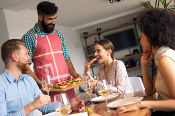 Obraz premium Friend having lunch together in apartment