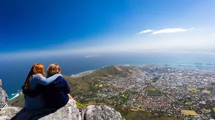 Fototapete Rund Two girls on top of Table Mountain, Cape town © kateapp