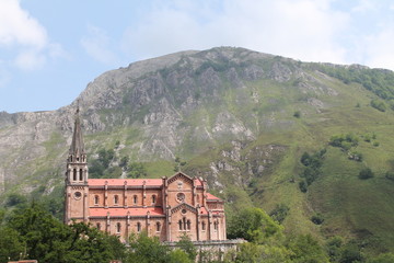 Fototapeta premium Basílica de Santa María la Real de Covadonga, Asturias, España