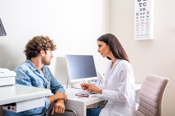 Obraz premium A Doctor writing a prescription in the Consultation room 