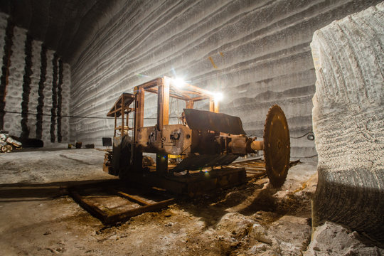Machine for sawing the salt blocks in the underground salt mine shaft