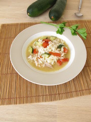 Selbstgemachte Hühnersuppe mit Zucchini und Tomaten