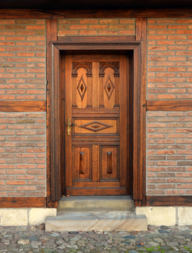 Prachtvolle Holztür an Klinkerhaus
