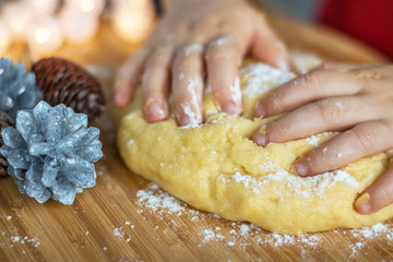 Kind knetet Teig für Weihnachtsplätzchen