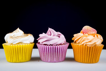 Différents cupcakes citron meringue myrtille pêche