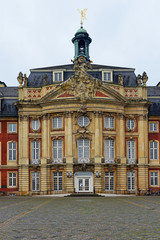 Fototapeta na wymiar Haupteingang der Wilhelms Universität Münster